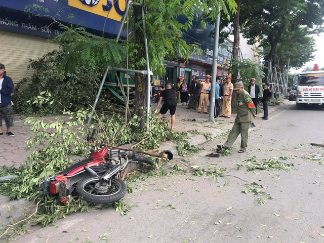 Hà Nội: Truy tìm tài xế xe tải gây tai nạn khiến một phụ nữ tử vong - 3 Hà Nội: Truy tìm tài xế xe tải gây tai nạn khiến một phụ nữ tử vong - 3