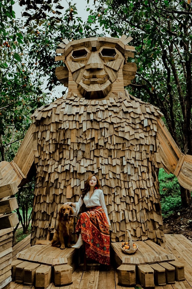 Tourists enjoy checking-in with giant monster wooden statue in Da Lat - 5