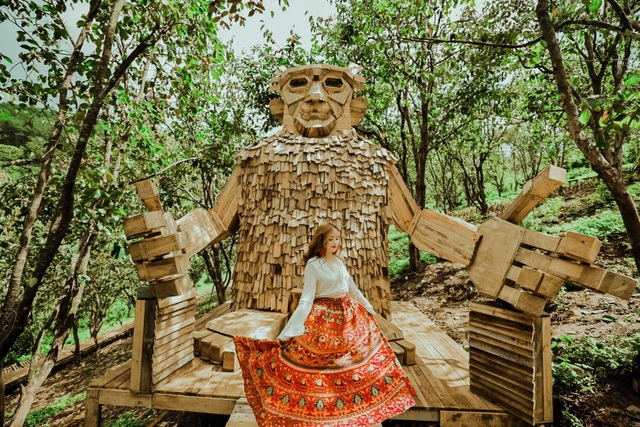 Tourists enjoy checking-in with giant monster wooden statue in Da Lat - 6