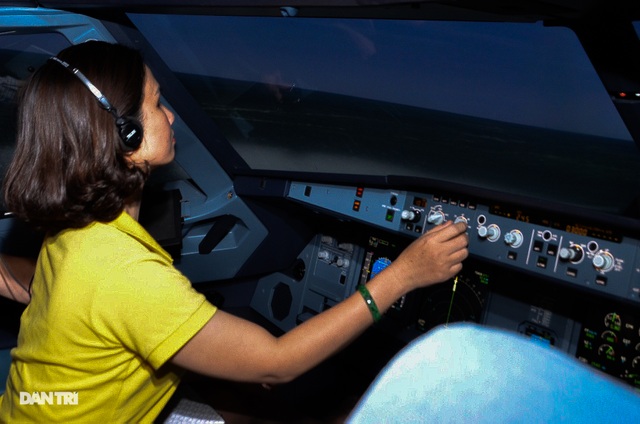 Du khách đến TPHCM được trải nghiệm làm phi công - 2 Du khách đến TPHCM được trải nghiệm làm phi công - 2