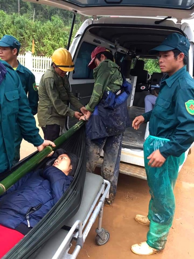 Thai phụ được khiêng vượt 20km đường sạt lở đi cấp cứu nhưng vẫn mất con - 4 Thai phụ được khiêng vượt 20km đường sạt lở đi cấp cứu nhưng vẫn mất con - 4