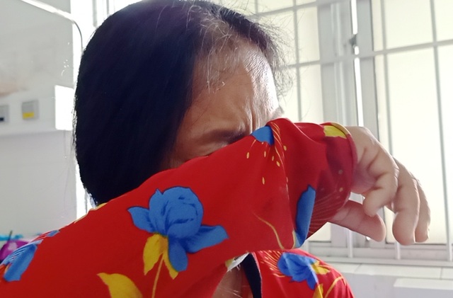 Xót xa cảnh người vợ gánh ve chai khẩn khoản xin nhà hảo tâm cứu chồng - 4 Xót xa cảnh người vợ gánh ve chai khẩn khoản xin nhà hảo tâm cứu chồng - 4