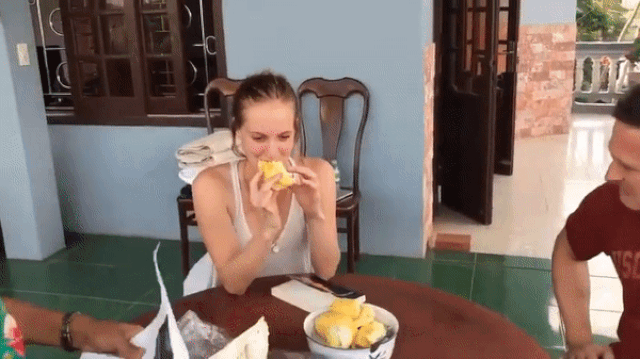 Biểu cảm chết cười của khách Tây lần đầu ăn thử sầu riêng ở Việt Nam - 2