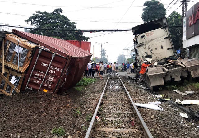 Xe container bị tàu hỏa tông đứt đôi - 3 Xe container bị tàu hỏa tông đứt đôi - 3