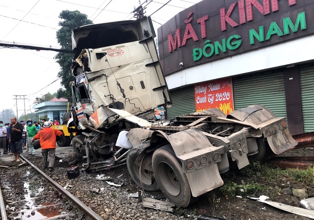 Xe container bị tàu hỏa tông đứt đôi - 6 Xe container bị tàu hỏa tông đứt đôi - 6