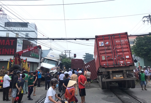 Xe container bị tàu hỏa tông đứt đôi - 2 Xe container bị tàu hỏa tông đứt đôi - 2