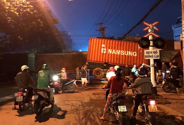 Xe container bị tàu hỏa tông đứt đôi - 1 Xe container bị tàu hỏa tông đứt đôi - 1