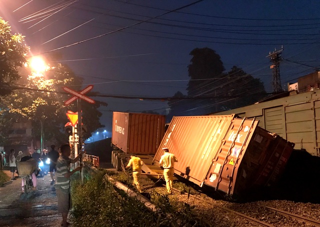 Xe container bị tàu hỏa tông đứt đôi - 4 Xe container bị tàu hỏa tông đứt đôi - 4