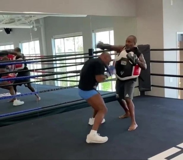 Mike Tyson tập luyện điên cuồng trước ngày thượng đài với Roy Jones Jr - 2 Mike Tyson tập luyện điên cuồng trước ngày thượng đài với Roy Jones Jr - 2