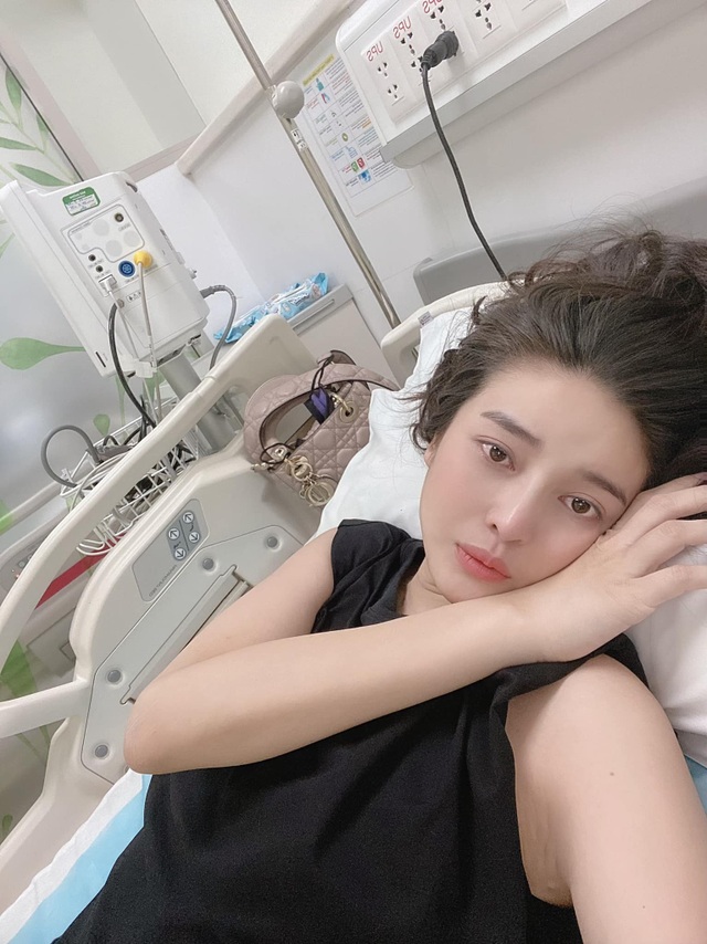 Sau những ngày nằm viện, Cao Thái Hà trở lại với thần sắc rạng rỡ - 1 Sau những ngày nằm viện, Cao Thái Hà trở lại với thần sắc rạng rỡ - 1