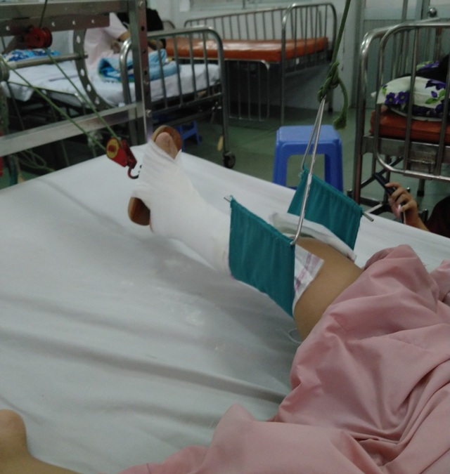 Vụ bé 4 tuổi gãy chân tại trường: Cô giáo quỳ khóc xin lỗi - 1 Vụ bé 4 tuổi gãy chân tại trường: Cô giáo quỳ khóc xin lỗi - 1