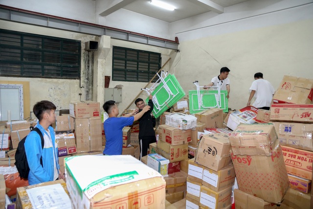 Hơn 22.000 bộ sách giáo khoa, vở viết ủng hộ học sinh vùng lũ miền Trung - 2