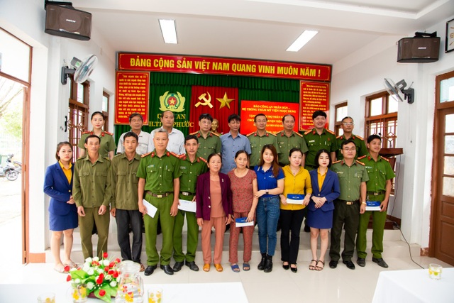 Thẩm mỹ viện Ngọc Dung ủng hộ 2,7 tỷ đồng cho 8 tỉnh miền Trung - 5 Thẩm mỹ viện Ngọc Dung ủng hộ 2,7 tỷ đồng cho 8 tỉnh miền Trung - 5