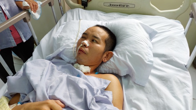 Khốn cùng cảnh vợ chăm chồng chấn thương sọ não không có nổi bát cơm ăn - 2 Khốn cùng cảnh vợ chăm chồng chấn thương sọ não không có nổi bát cơm ăn - 2