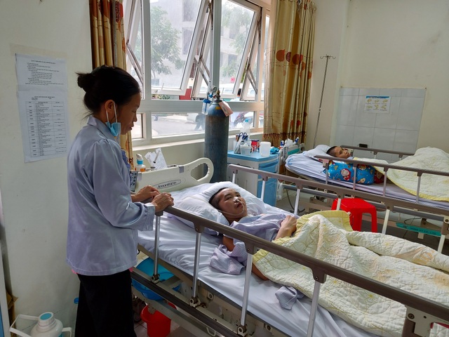 Khốn cùng cảnh vợ chăm chồng chấn thương sọ não không có nổi bát cơm ăn - 4 Khốn cùng cảnh vợ chăm chồng chấn thương sọ não không có nổi bát cơm ăn - 4