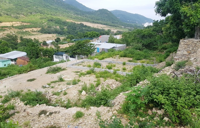 Vụ bạt núi san nền ở núi Cô Tiên: Dựng 60 căn nhà nhưng chỉ ở 30 căn - 3 Vụ bạt núi san nền ở núi Cô Tiên: Dựng 60 căn nhà nhưng chỉ ở 30 căn - 3
