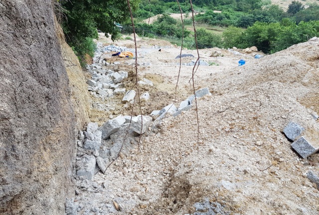 Bạt núi, san nền trái phép dưới chân núi Cô Tiên Nha Trang - 2 Bạt núi, san nền trái phép dưới chân núi Cô Tiên Nha Trang - 2
