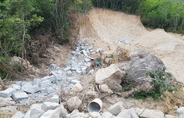 Bạt núi, san nền trái phép dưới chân núi Cô Tiên Nha Trang - 3 Bạt núi, san nền trái phép dưới chân núi Cô Tiên Nha Trang - 3