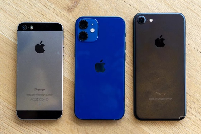 Cận cảnh bộ đôi iPhone 12 mini và 12 Pro Max - Khác biệt lớn về kích cỡ - 2 Cận cảnh bộ đôi iPhone 12 mini và 12 Pro Max - Khác biệt lớn về kích cỡ - 2