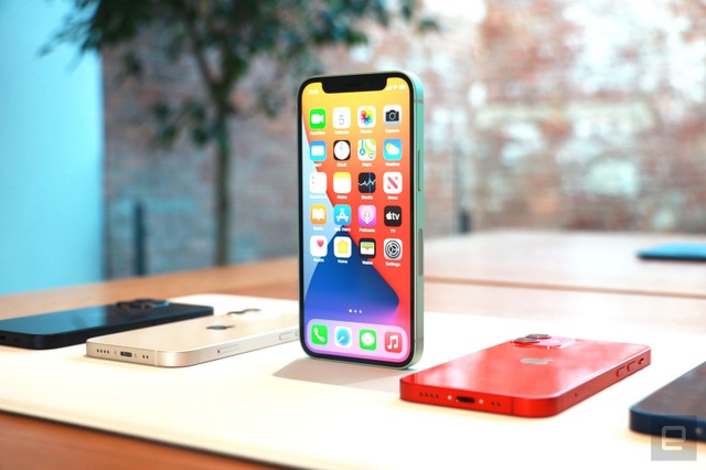 Cận cảnh bộ đôi iPhone 12 mini và 12 Pro Max - Khác biệt lớn về kích cỡ - 4 Cận cảnh bộ đôi iPhone 12 mini và 12 Pro Max - Khác biệt lớn về kích cỡ - 4