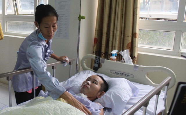 Khốn cùng cảnh vợ chăm chồng chấn thương sọ não không có nổi bát cơm ăn - 1 Khốn cùng cảnh vợ chăm chồng chấn thương sọ não không có nổi bát cơm ăn - 1