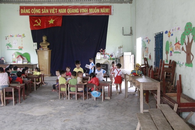 Hàng trăm học sinh học tạm hội trường thôn: Sẽ xây dựng nhà vệ sinh trước - 2 Hàng trăm học sinh học tạm hội trường thôn: Sẽ xây dựng nhà vệ sinh trước - 2