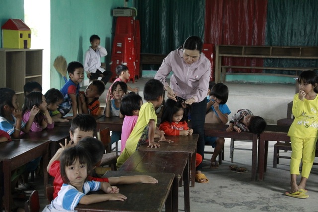 Hàng trăm học sinh học tạm hội trường thôn: Sẽ xây dựng nhà vệ sinh trước - 4 Hàng trăm học sinh học tạm hội trường thôn: Sẽ xây dựng nhà vệ sinh trước - 4