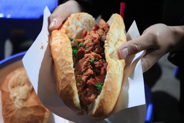 Xếp hàng lúc 2h sáng để chờ mua bánh mì “dân tổ” - 4 Xếp hàng lúc 2h sáng để chờ mua bánh mì “dân tổ” - 4
