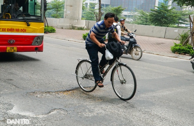 Hàng loạt ổ gà, sống trâu “bẫy” người đi đường trên phố Hà Nội - 4 Hàng loạt ổ gà, sống trâu “bẫy” người đi đường trên phố Hà Nội - 4