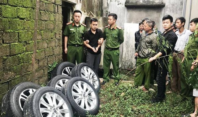 Ngày chạy taxi, tối lùng ô tô để... tháo bánh  - 2