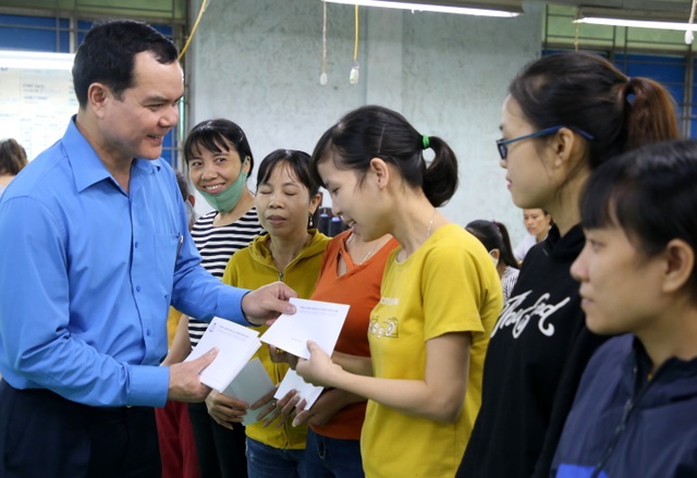 Lãnh đạo Tổng LĐLĐ Việt Nam tặng quà cho công nhân bị ảnh hưởng do mưa lũ - 3 Lãnh đạo Tổng LĐLĐ Việt Nam tặng quà cho công nhân bị ảnh hưởng do mưa lũ - 3