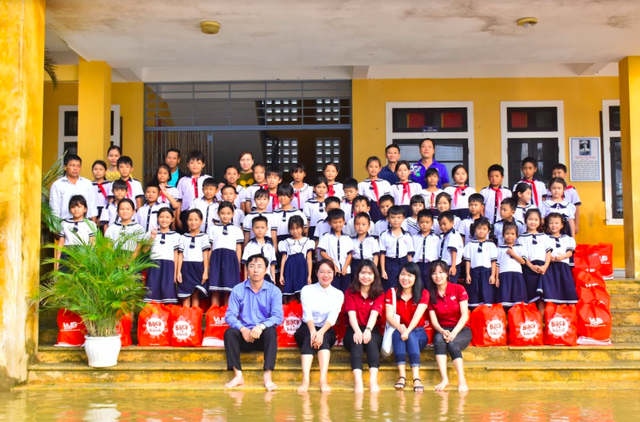 Miền Trung chung một nhịp đập: VUS góp nắng về với trẻ em miền Trung - 4 Miền Trung chung một nhịp đập: VUS góp nắng về với trẻ em miền Trung - 4