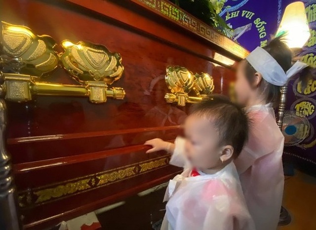 Xé lòng cảnh hai đứa trẻ mặc đồ tang chạy quanh quan tài cha mẹ - 2 Xé lòng cảnh hai đứa trẻ mặc đồ tang chạy quanh quan tài cha mẹ - 2