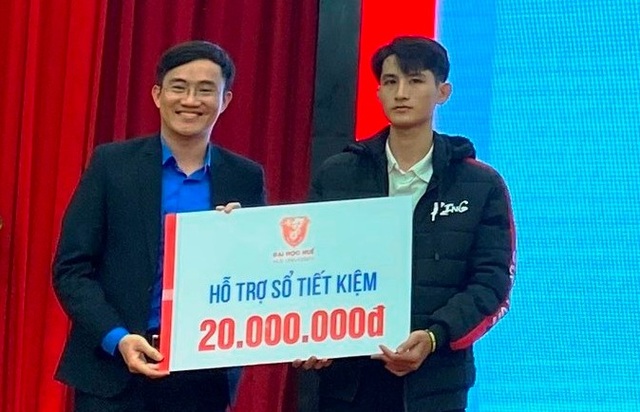Ấm lòng lễ trao học bổng cho sinh viên khó khăn vùng lũ miền Trung - 2 Ấm lòng lễ trao học bổng cho sinh viên khó khăn vùng lũ miền Trung - 2