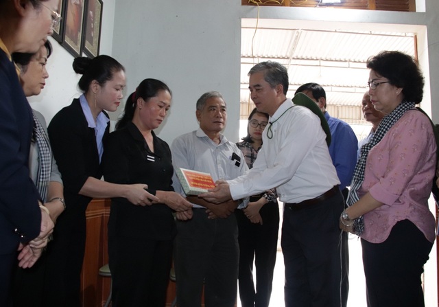 TPHCM ủng hộ đồng bào các tỉnh miền Trung hơn 50 tỷ đồng - 3 TPHCM ủng hộ đồng bào các tỉnh miền Trung hơn 50 tỷ đồng - 3