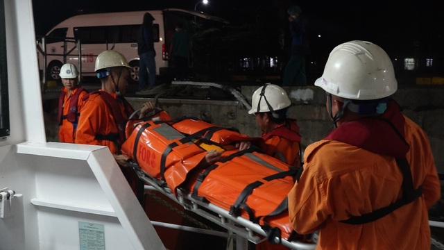 Vượt sóng, cấp cứu kịp thời thuyền viên bị liệt nửa người, hôn mê sâu - 1 Vượt sóng, cấp cứu kịp thời thuyền viên bị liệt nửa người, hôn mê sâu - 1