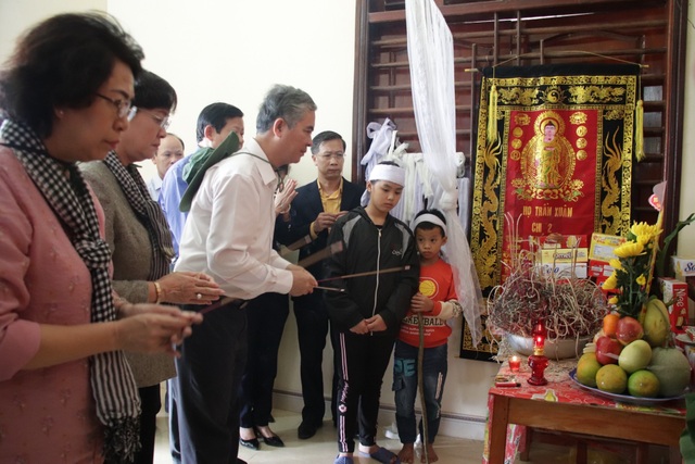 TPHCM ủng hộ đồng bào các tỉnh miền Trung hơn 50 tỷ đồng - 4 TPHCM ủng hộ đồng bào các tỉnh miền Trung hơn 50 tỷ đồng - 4