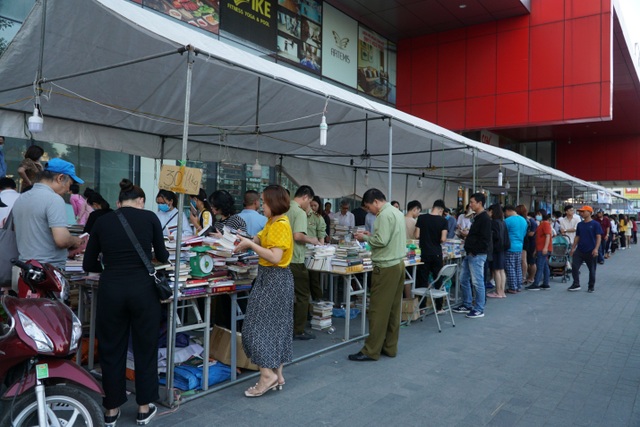 Thu giữ hàng loạt sách giả tại Hội chợ sách ở Hà Nội - 4 Thu giữ hàng loạt sách giả tại Hội chợ sách ở Hà Nội - 4