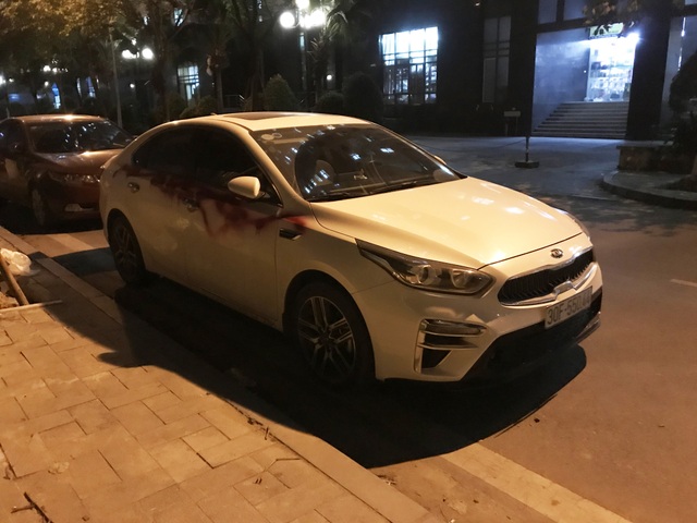 Hà Nội: Hàng loạt ô tô bị xịt sơn khi đỗ trong khu đô thị Dương Nội - 4 Hà Nội: Hàng loạt ô tô bị xịt sơn khi đỗ trong khu đô thị Dương Nội - 4