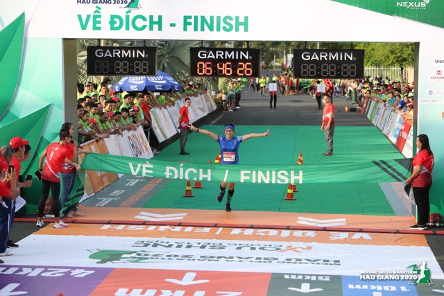 Các VĐV chúc mừng ông Đoàn Ngọc Hải về đích tại giải marathon Hậu Giang - 1 Các VĐV chúc mừng ông Đoàn Ngọc Hải về đích tại giải marathon Hậu Giang - 1