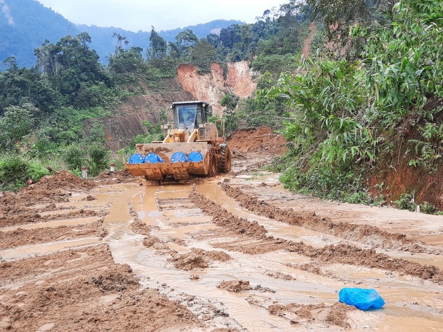 Attempts to clear the road to the isolated area of ​​Phuoc Son - 1