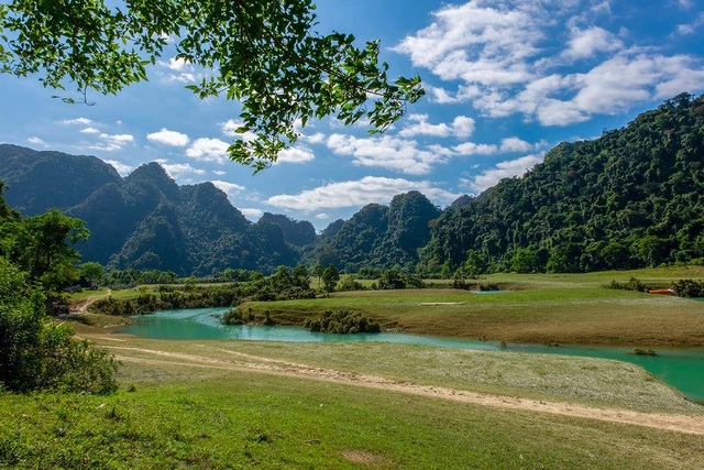 Miền thảo nguyên xanh đẹp tựa “tiên cảnh” cách Hà Nội chỉ hơn 100km - 2