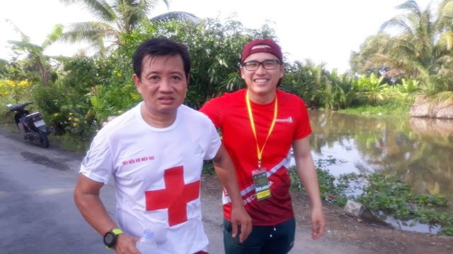 Các VĐV chúc mừng ông Đoàn Ngọc Hải về đích tại giải marathon Hậu Giang - 3 Các VĐV chúc mừng ông Đoàn Ngọc Hải về đích tại giải marathon Hậu Giang - 3