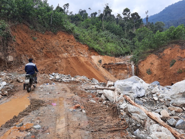 Attempts to clear the road to the isolated area of ​​Phuoc Son - 3