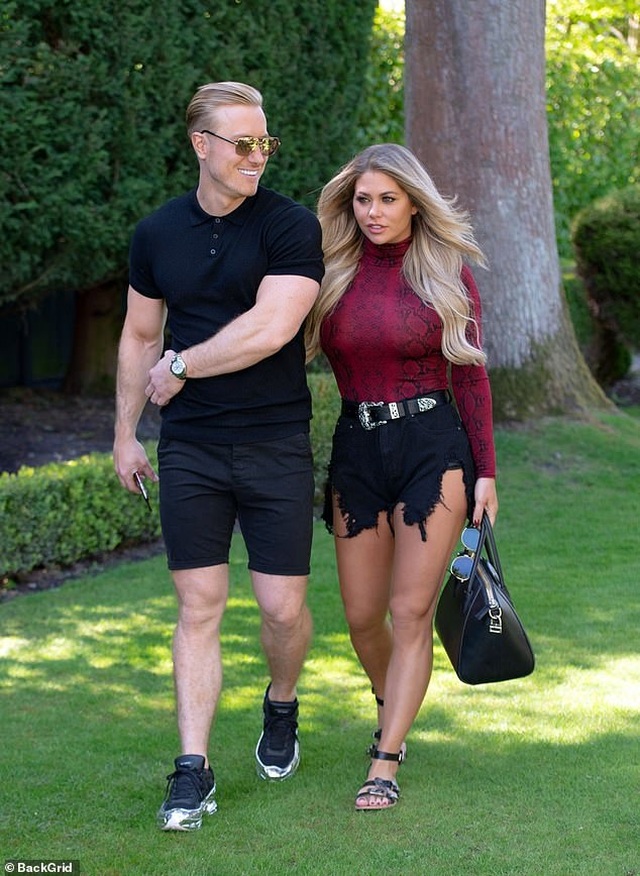 Bianca Gascoigne khoe ngực nảy nở khi chụp ảnh lịch - 7 Bianca Gascoigne khoe ngực nảy nở khi chụp ảnh lịch - 7