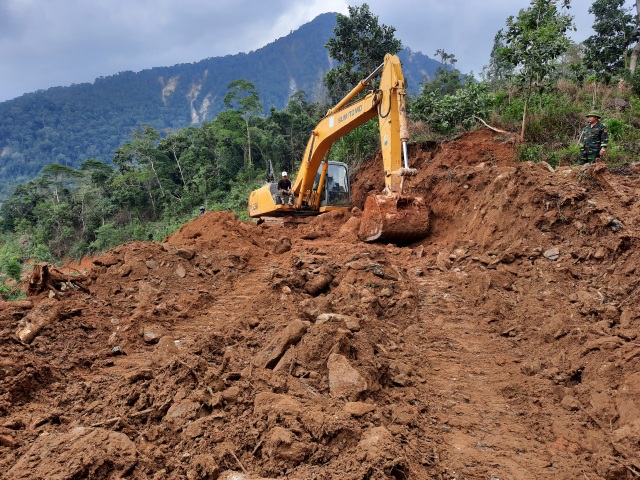 Attempts to clear the road to the isolated area of ​​Phuoc Son - 4