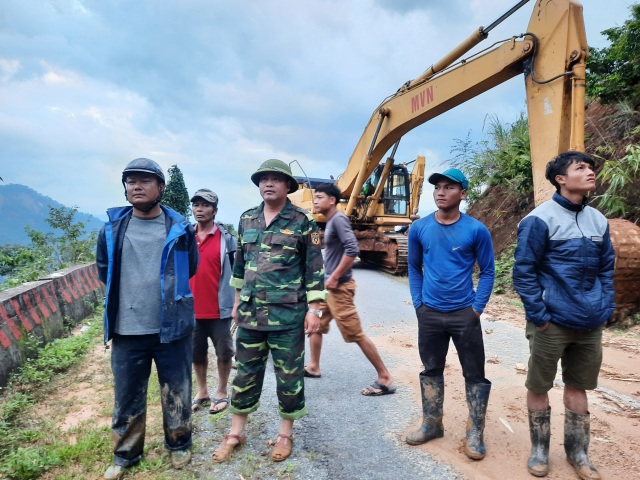 Attempts to clear the road to the isolated area of ​​Phuoc Son - 6