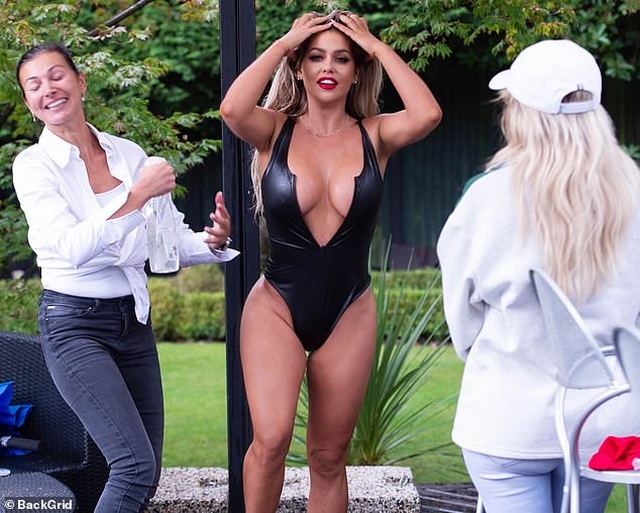 Bianca Gascoigne khoe ngực nảy nở khi chụp ảnh lịch - 3 Bianca Gascoigne khoe ngực nảy nở khi chụp ảnh lịch - 3