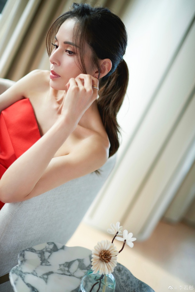Ngưỡng mộ vòng eo 56 cm của “Tiểu Long Nữ” Lý Nhược Đồng - 10 Ngưỡng mộ vòng eo 56 cm của “Tiểu Long Nữ” Lý Nhược Đồng - 10