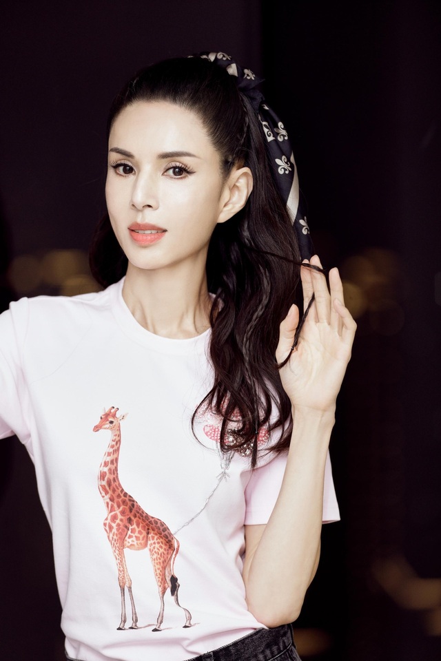 Ngưỡng mộ vòng eo 56 cm của “Tiểu Long Nữ” Lý Nhược Đồng - 8 Ngưỡng mộ vòng eo 56 cm của “Tiểu Long Nữ” Lý Nhược Đồng - 8